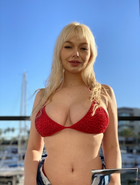 huge tits kalyfa